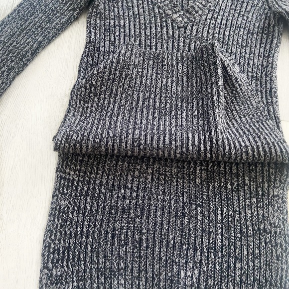 BCBG Generation | V-Neck tunic sweater with slits - Picture 6 of 7